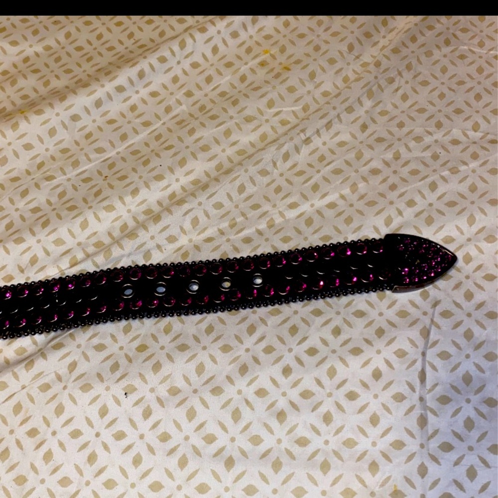 I’m selling a BB Simmons belt the color are purple and black